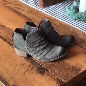 Worn once suede burnished booties super cute sz 8w